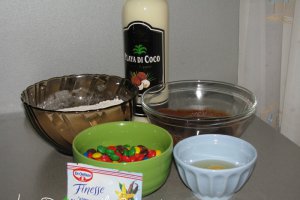 Briose cu ciocolata cu crema de portocale, lichior de cocos si bomboane M&Ms