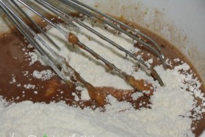Briose cu ciocolata cu crema de portocale, lichior de cocos si bomboane M&Ms