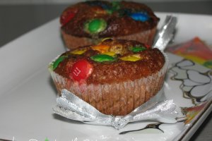 Briose cu ciocolata cu crema de portocale, lichior de cocos si bomboane M&Ms