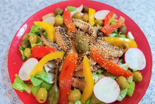Salata cu sardine afumate si ardei copt marinat
