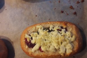 Aperitiv barcute din chifle umplute cu legume, ou si branza