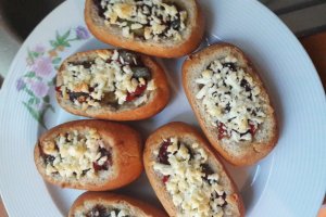 Aperitiv barcute din chifle umplute cu legume, ou si branza