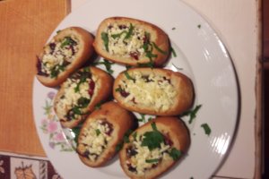 Aperitiv barcute din chifle umplute cu legume, ou si branza