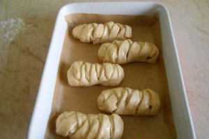Crenvursti in aluat, la cuptor