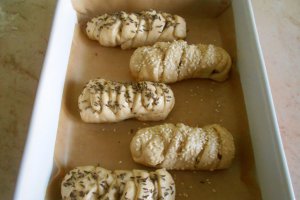 Crenvursti in aluat, la cuptor