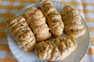 Crenvursti in aluat, la cuptor