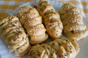 Crenvursti in aluat, la cuptor