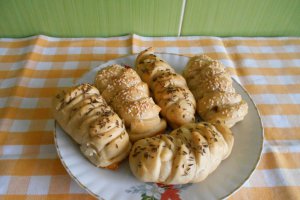 Crenvursti in aluat, la cuptor