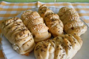 Crenvursti in aluat, la cuptor