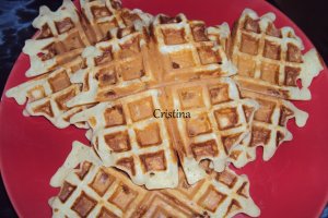 Desert vafe cu banane si sos de caramel