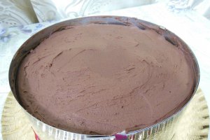 Desert tort cu visine, crema mascarpone si crema de ciocolata cu unt de arahide