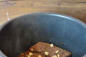 Vita Angus in sos de ceapa si ardei la Multicooker-ul Crock-Pot Express cu gatire sub presiune
