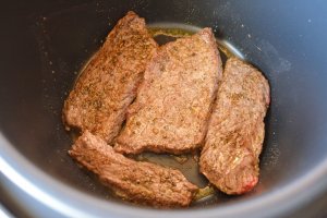Vita Angus in sos de ceapa si ardei la Multicooker-ul Crock-Pot Express cu gatire sub presiune