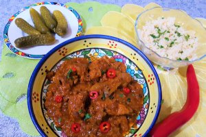 Tocanita picanta de vitel la slow cooker Crock-Pot, cu cus-cus