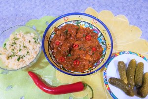 Tocanita picanta de vitel la slow cooker Crock-Pot, cu cus-cus