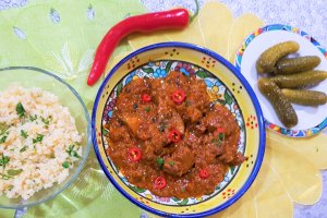 Tocanita picanta de vitel la slow cooker Crock-Pot, cu cus-cus