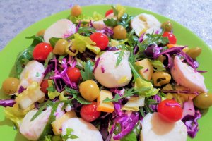 Salata cu mozzarella si cheddar