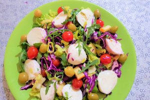 Salata cu mozzarella si cheddar