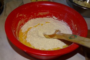 Desert tort cu ciocolata alba si jeleu de zmeura