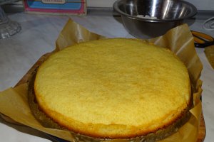 Desert tort cu ciocolata alba si jeleu de zmeura