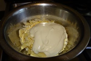 Desert tort cu ciocolata alba si jeleu de zmeura