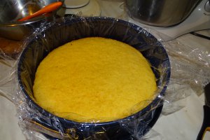 Desert tort cu ciocolata alba si jeleu de zmeura