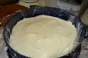 Desert tort cu ciocolata alba si jeleu de zmeura