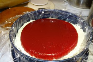 Desert tort cu ciocolata alba si jeleu de zmeura