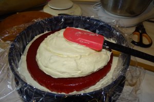 Desert tort cu ciocolata alba si jeleu de zmeura
