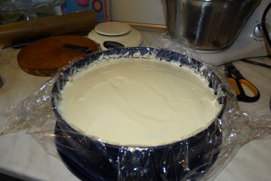Desert tort cu ciocolata alba si jeleu de zmeura