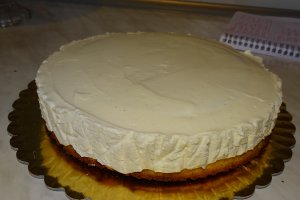 Desert tort cu ciocolata alba si jeleu de zmeura
