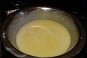 Desert tort cu ciocolata alba si jeleu de zmeura