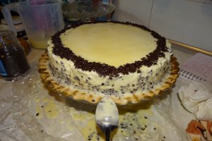 Desert tort cu ciocolata alba si jeleu de zmeura