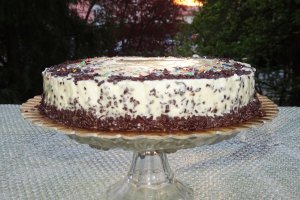 Desert tort cu ciocolata alba si jeleu de zmeura