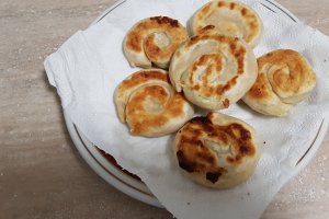 Aperitiv placinte cu branza si spanac
