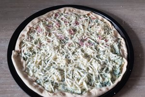 Pizza cu spanac si sos Alfredo