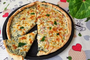 Pizza cu spanac si sos Alfredo