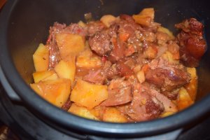 Mancare de cartofi cu afumatura de porc la Multicooker Crock-Pot Express cu gatire sub presiune