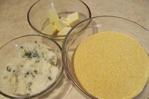 Mamaliguta cu busuioc si parmezan preparata la wok