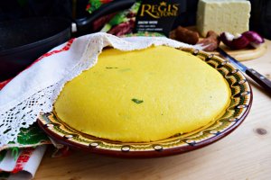 Mamaliguta cu busuioc si parmezan preparata la wok