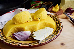 Mamaliguta cu busuioc si parmezan preparata la wok