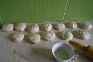 Placinte basarabene (foioase) de post, cu cartofi, ceapa verde si marar
