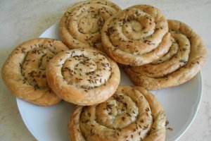Placinte basarabene (foioase) de post, cu cartofi, ceapa verde si marar