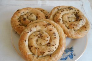 Placinte basarabene (foioase) de post, cu cartofi, ceapa verde si marar