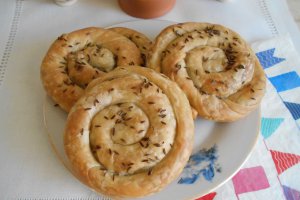 Placinte basarabene (foioase) de post, cu cartofi, ceapa verde si marar