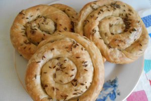 Placinte basarabene (foioase) de post, cu cartofi, ceapa verde si marar