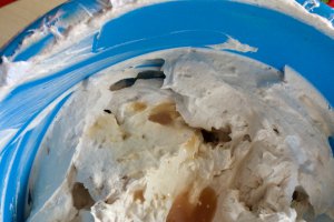 Desert tort cu mousse de cafea si napolitane
