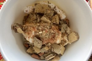 Desert tort cu mousse de cafea si napolitane