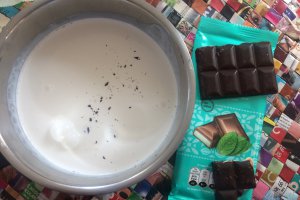 Desert tort cu mousse de capsuni si ganache de ciocolata cu menta