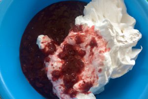 Desert tort cu mousse de capsuni si ganache de ciocolata cu menta